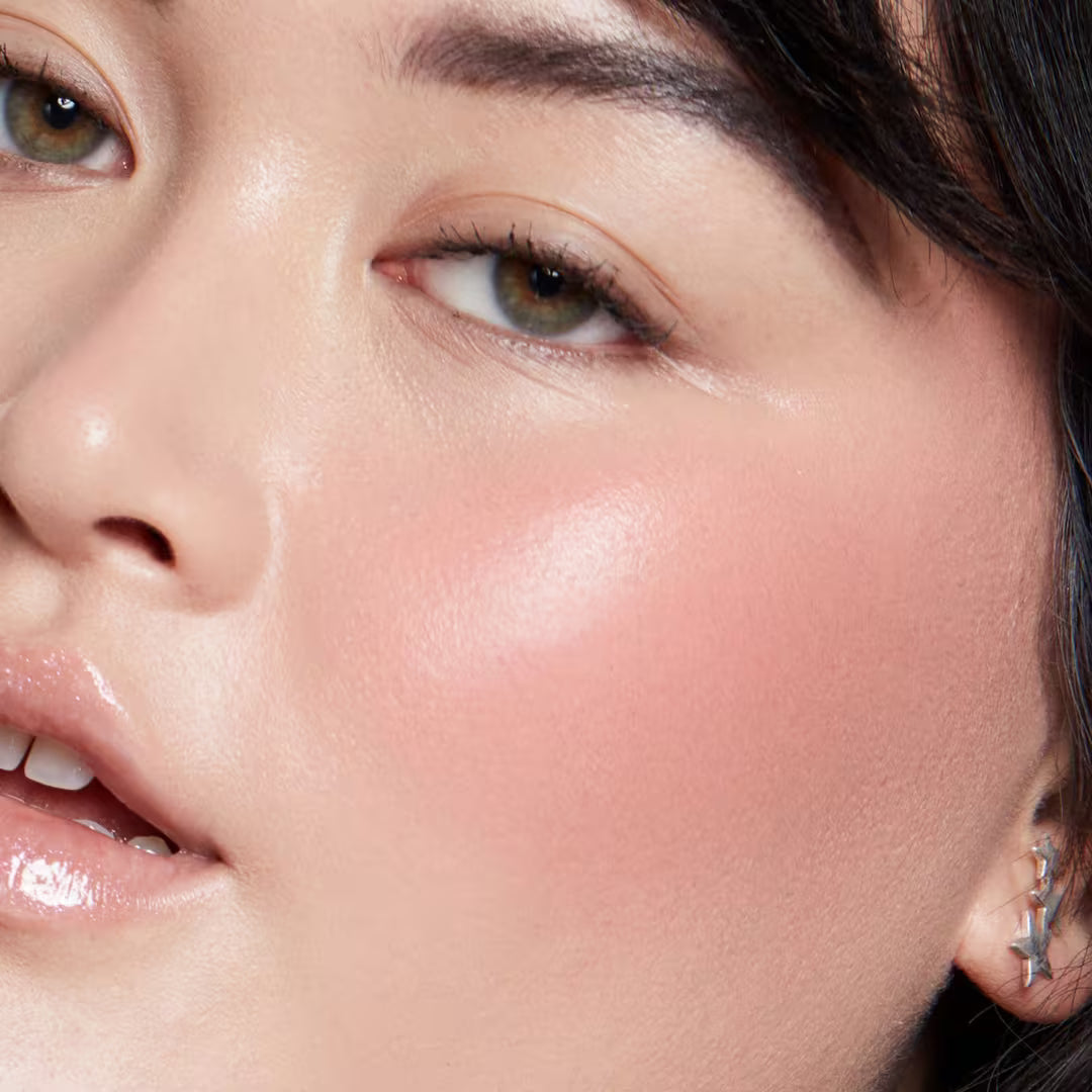 Hypernova satin matte blush de R.E.M Beuty by Ariana Grande
