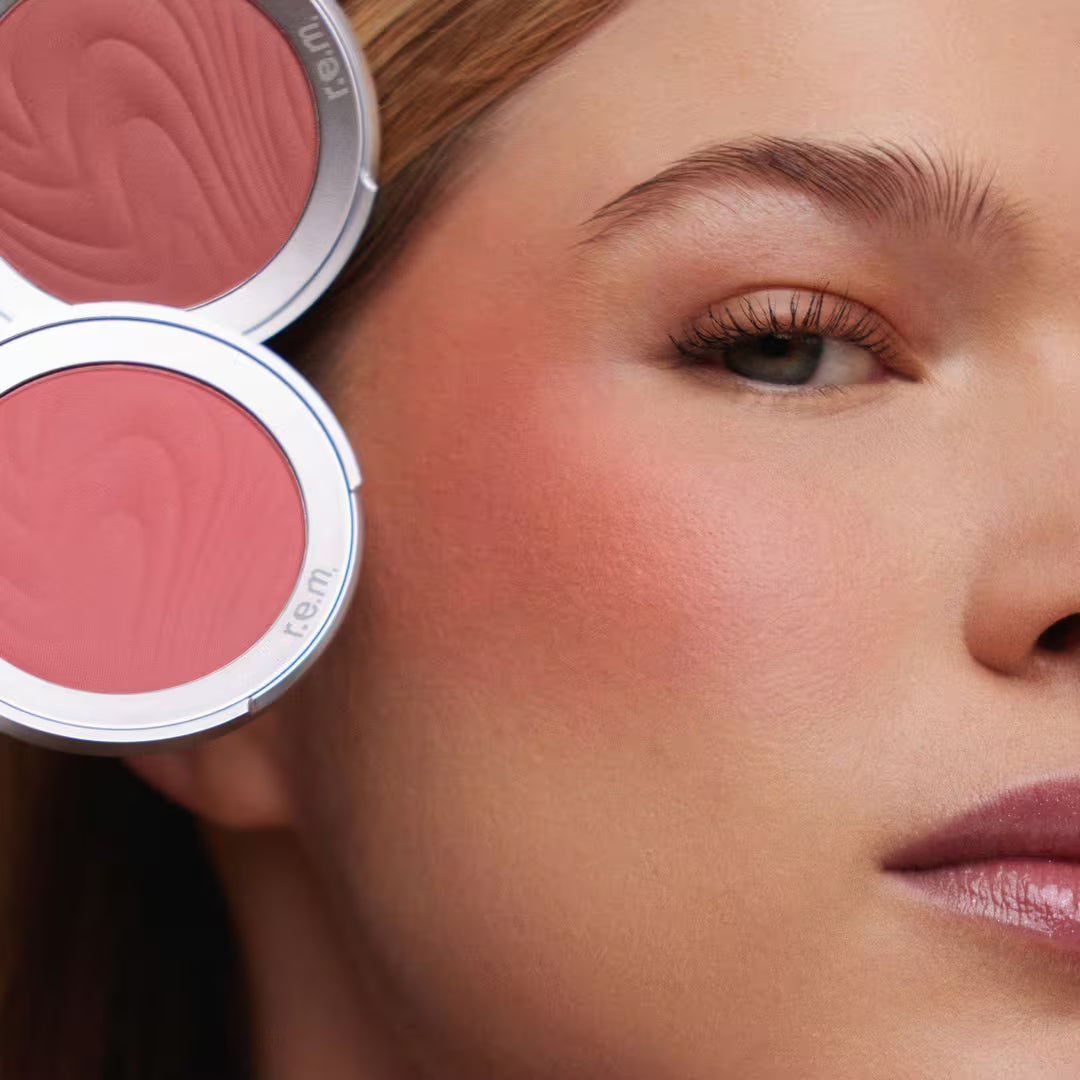 Hypernova satin matte blush de R.E.M Beuty by Ariana Grande
