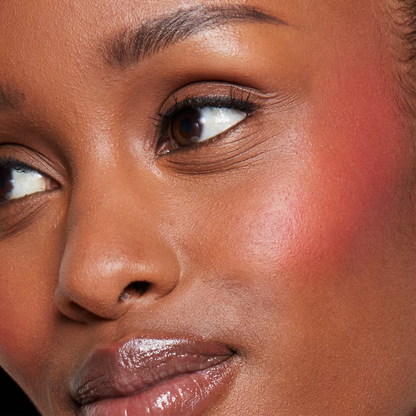 Hypernova satin matte blush de R.E.M Beuty by Ariana Grande