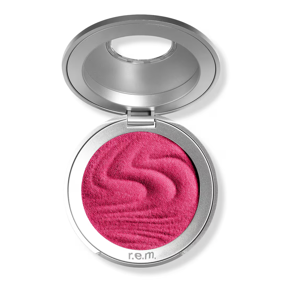 Hypernova satin matte blush de R.E.M Beuty by Ariana Grande